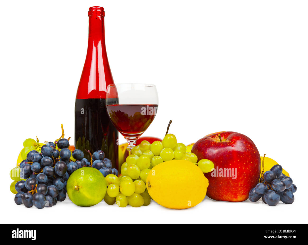 Still Life - una bottiglia di vino rosso e frutta isolato su sfondo bianco Foto Stock