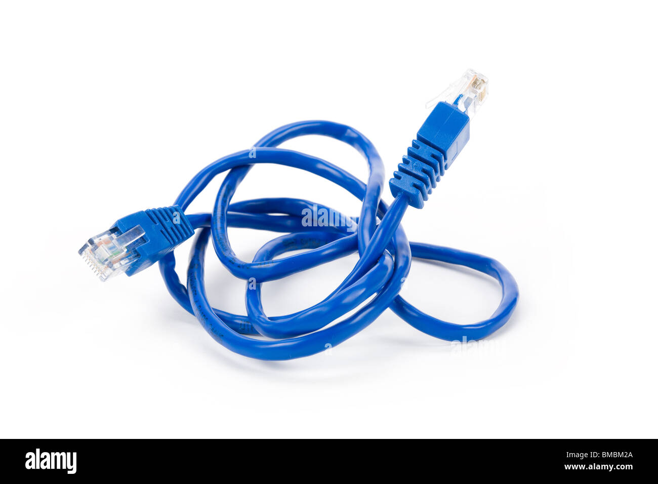 Il blu del cavo del computer con sfondo bianco Foto Stock