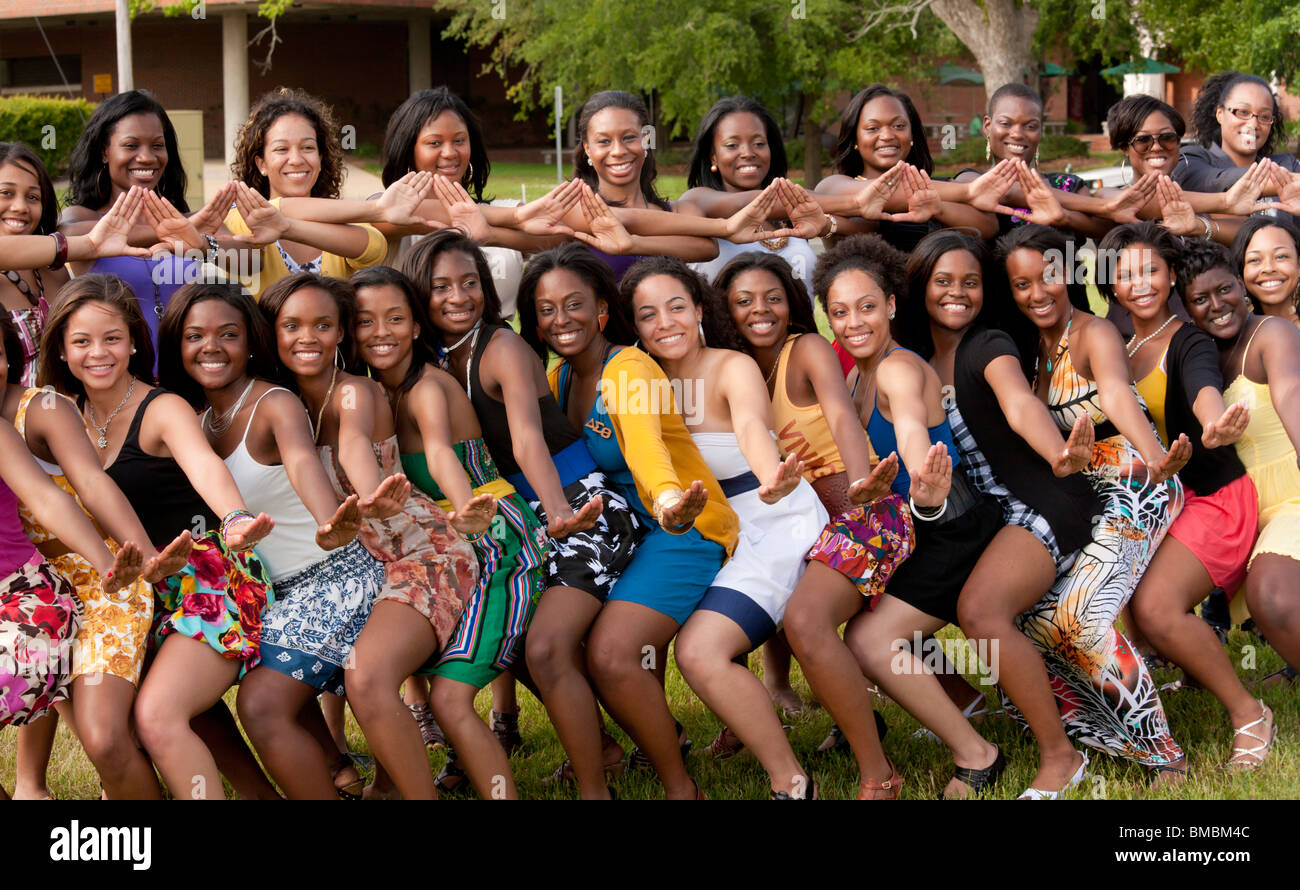 Gli studenti universitari sul giorno di graduazione Tallahassee, Florida. Delta Sigma Theta Sorority che posano per una foto di gruppo. Foto Stock