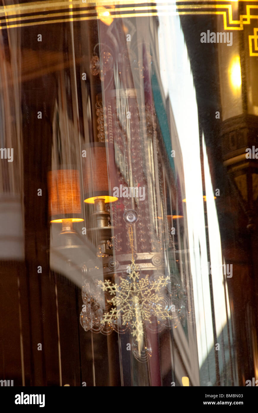 Vetrina riflessioni su Church Street Station, un impiego misto area di intrattenimento nel centro cittadino di Orlando, Florida, Stati Uniti d'America Foto Stock