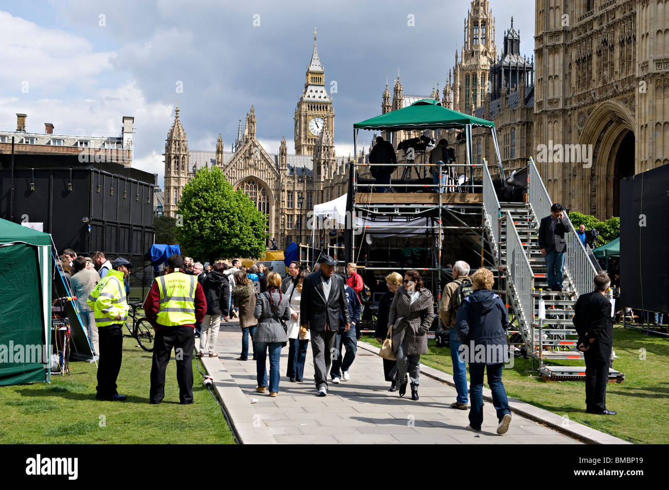 Aria aperta studio su College Green, Westminster, London, Regno Unito Foto Stock