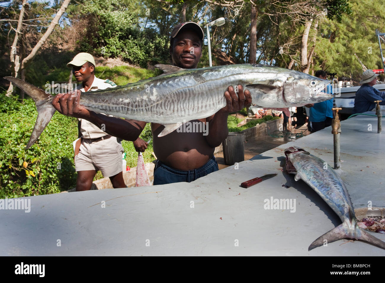 Pescatore con couta, Sgombro King, a Cape Vidal, Isimangaliso Wetland Park, KwaZulu Natal, Sud Africa Foto Stock