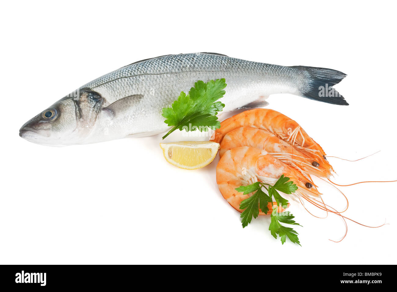 Il branzino con gamberi e limone e prezzemolo isolato su sfondo bianco con tracciato di ritaglio Foto Stock