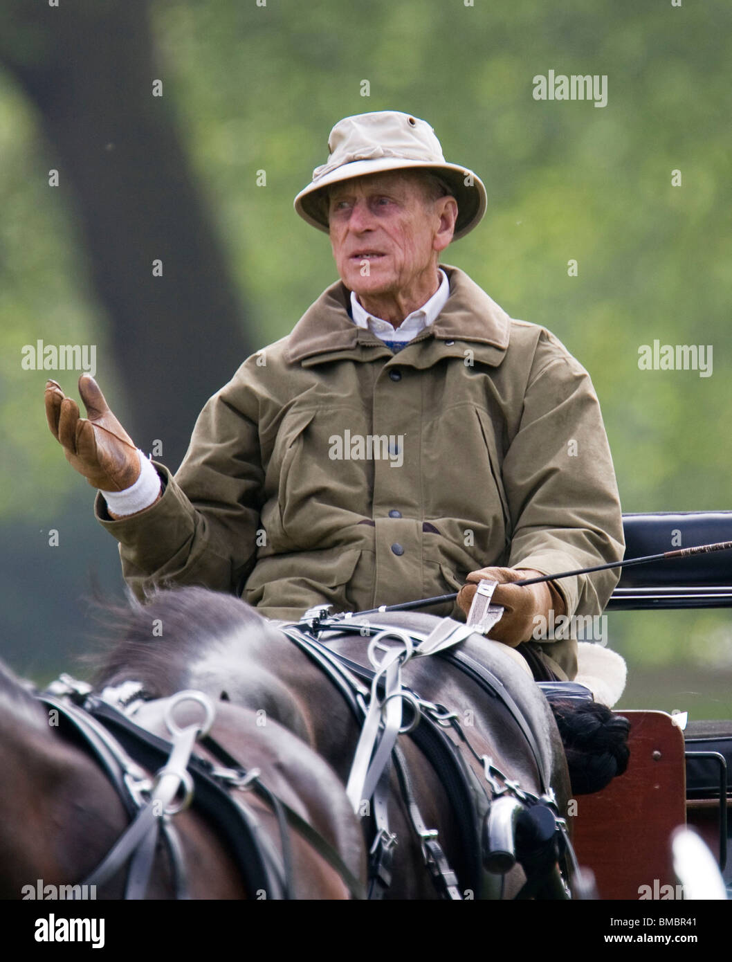 La Gran Bretagna è il principe Filippo, il Duca di Edimburgo, in sella al suo cavallo e carrozza in Windsor Home Park Foto Stock