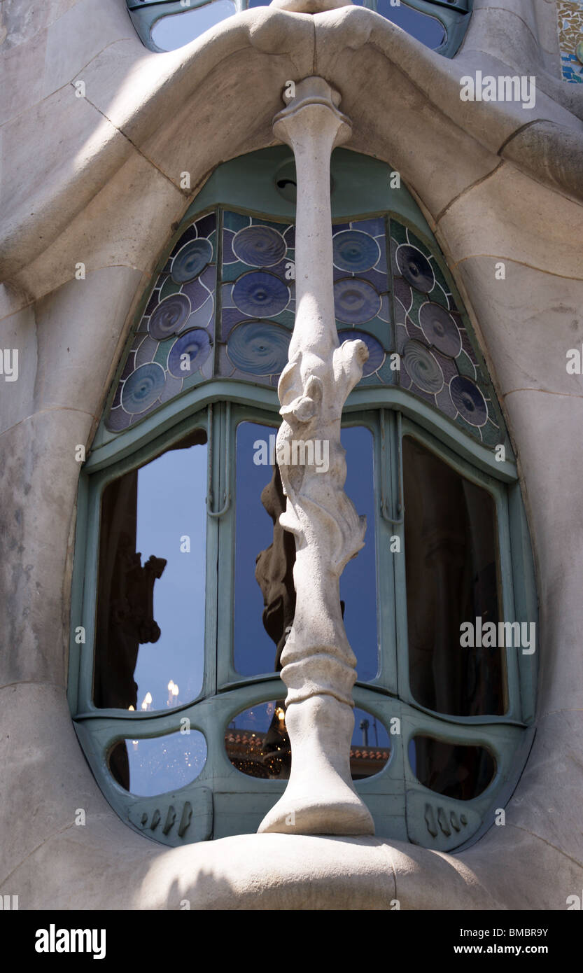 VETRATE CURVATE GAUDI Casa Battlo ESTERNO Barcellona SPAGNA EUROPA Foto Stock