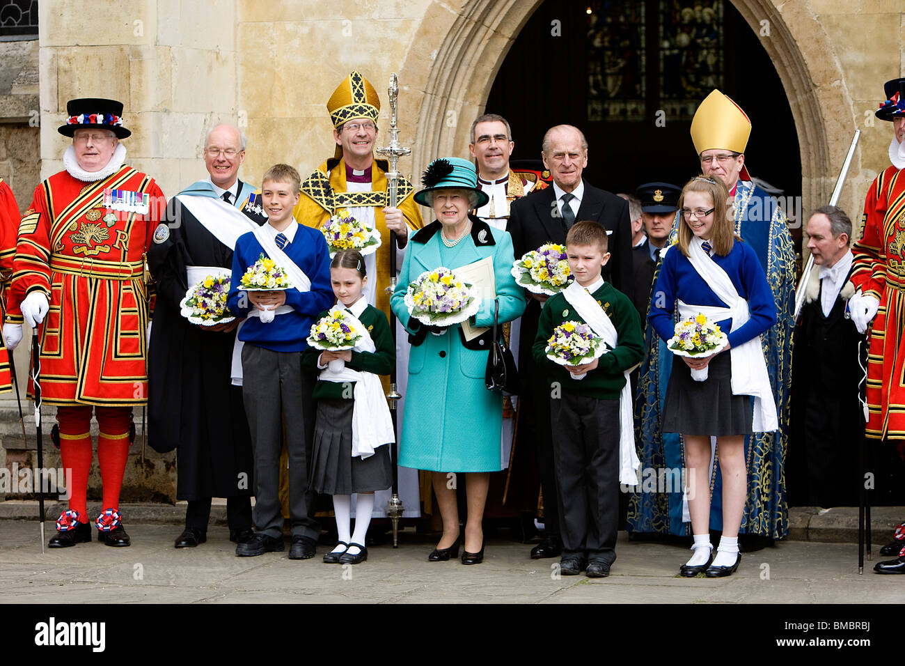 La Gran Bretagna è la Regina Elisabetta II per frequentare il servizio Maundy presso il St Edmundsbury Cathedral, Bury St Edmunds Suffolk, Foto Stock