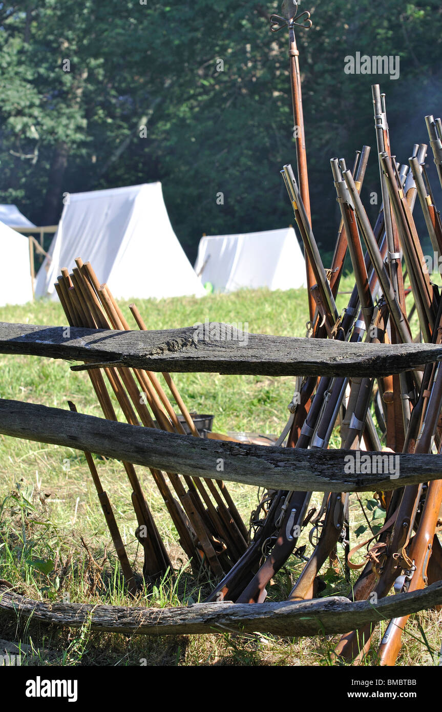Impilati moschetti - La guerra rivoluzionaria americana (1770's) era la rievocazione accampamento militare Foto Stock