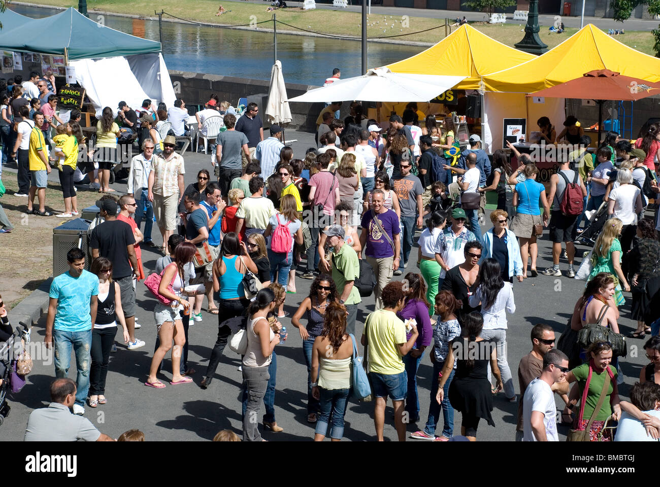 Di fronte alla folla festival brasiliano, Federation Square Melbourne Victoria Australia Foto Stock