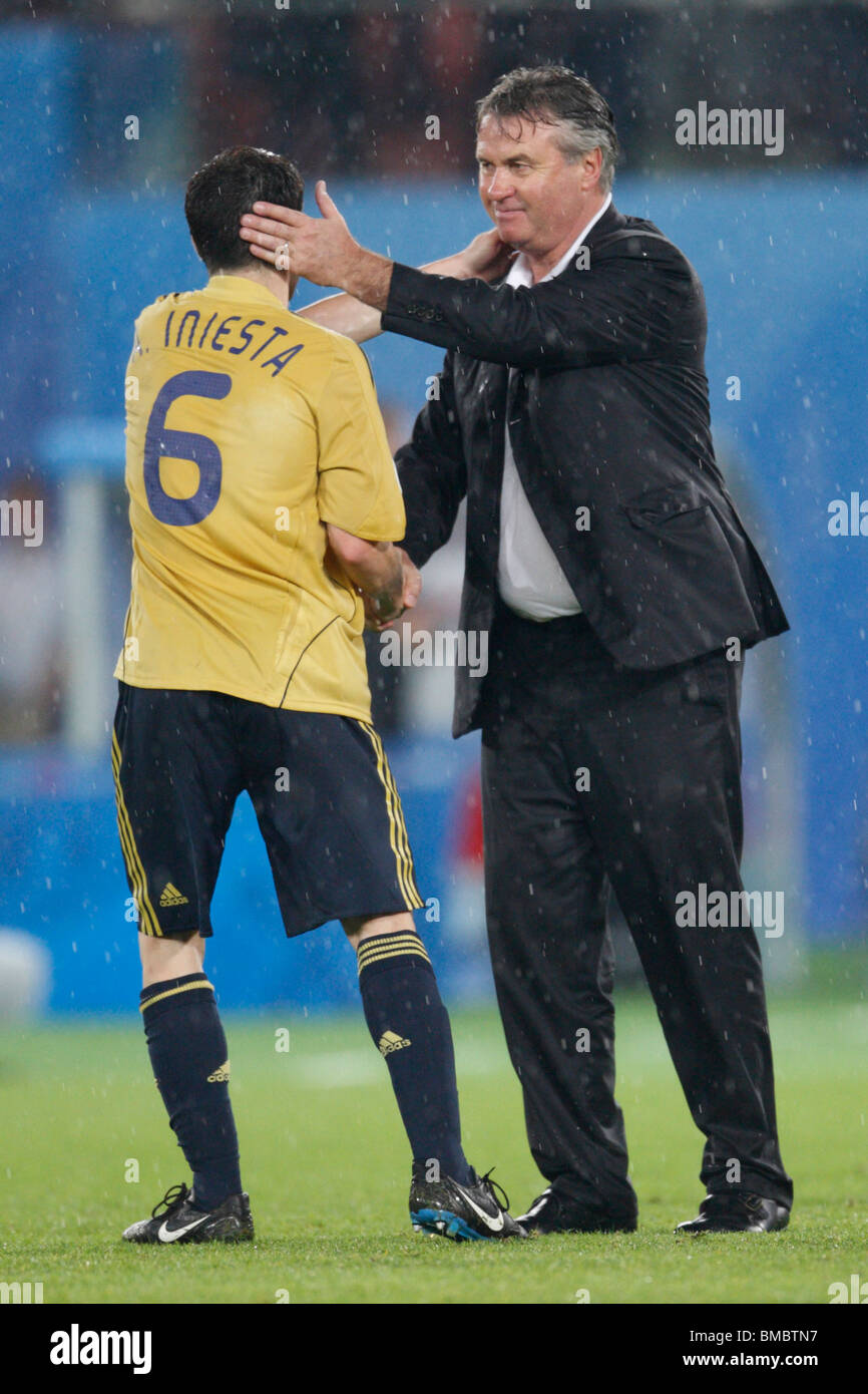 La Russia head coach Guus Hiddink scuote le mani con Andrés Iniesta di Spagna dopo la Spagna ha sconfitto la Russia in un Euro 2008 corrispondono. Foto Stock