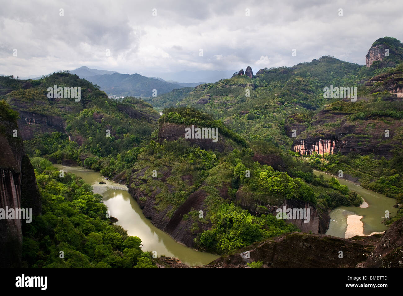 Un meandro del nove piegare nel fiume Wuyishan, Jiangxi, Cina Foto Stock