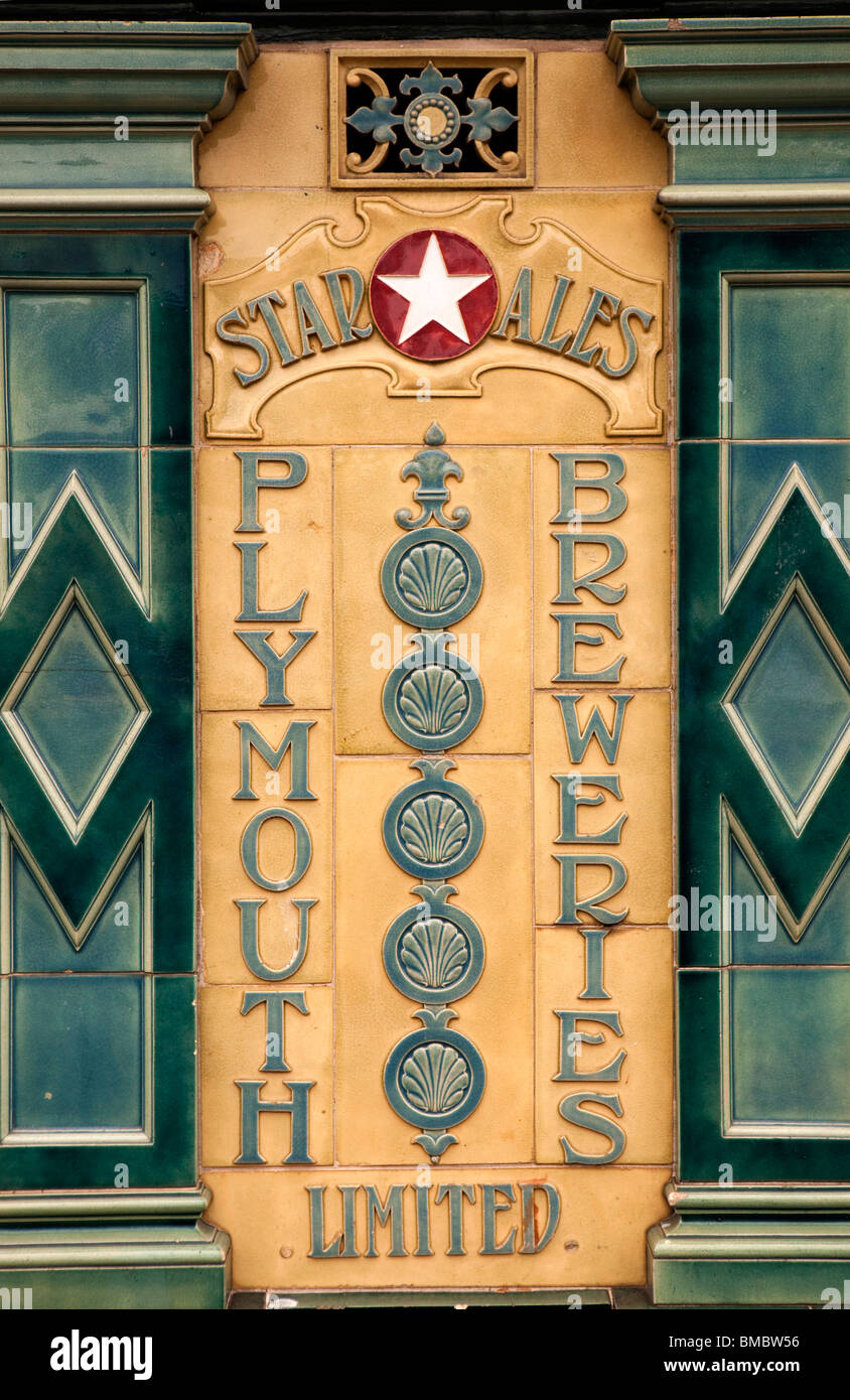 Regno Unito, Inghilterra, Devon, Dartmouth, centro città, vecchie birrerie di Plymouth Star Ales segno piastrellato Foto Stock