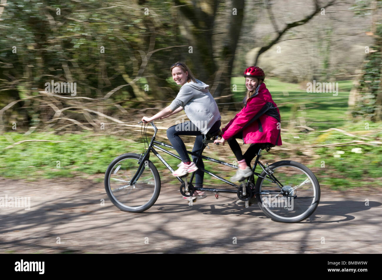 I ciclisti in tandem sulla prova di cammelli in Cornovaglia Foto Stock