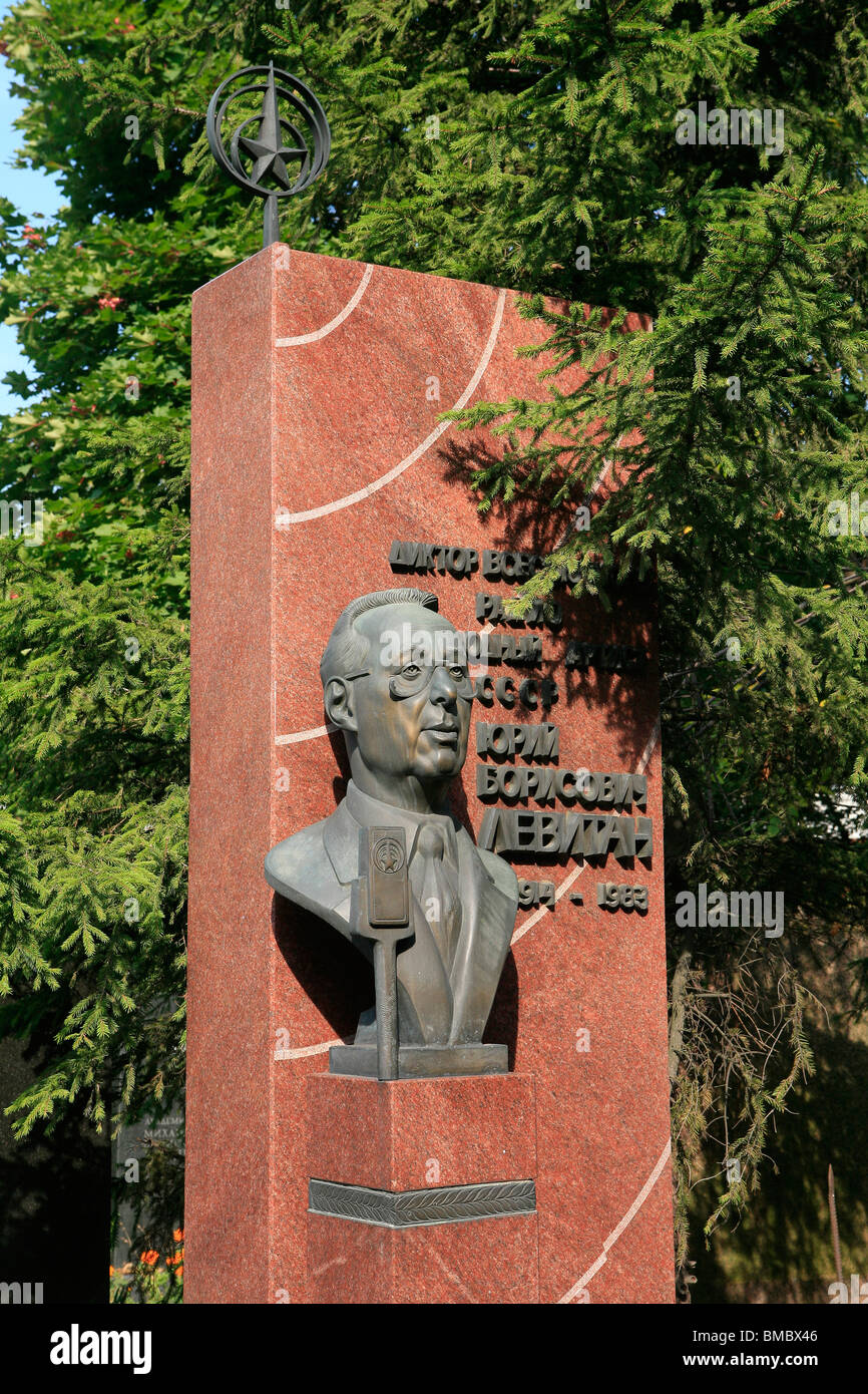 Tomba di sovietica di annunciatore radiofonico Yuri Levitan presso il cimitero di Novodevichy a Mosca, Russia Foto Stock