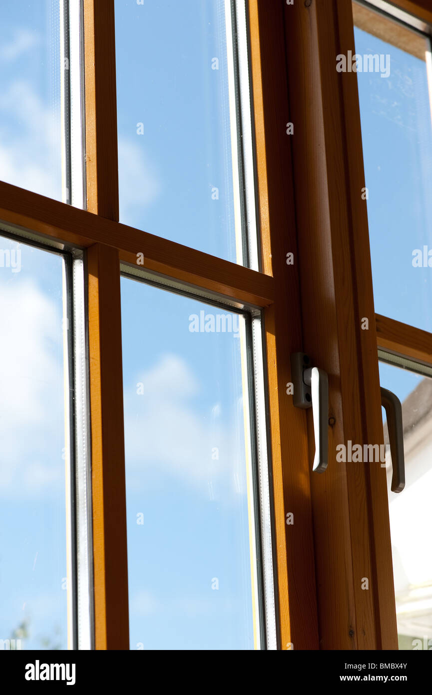 I doppi vetri in legno del telaio della finestra nella casa. Foto Stock