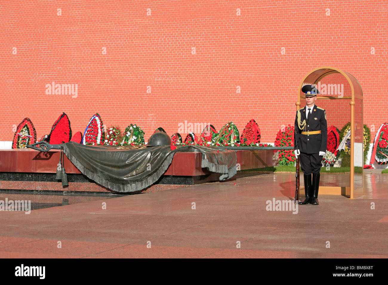 Guardia d'onore presso la tomba del Milite Ignoto in Alexander giardino, Mosca, Russia Foto Stock