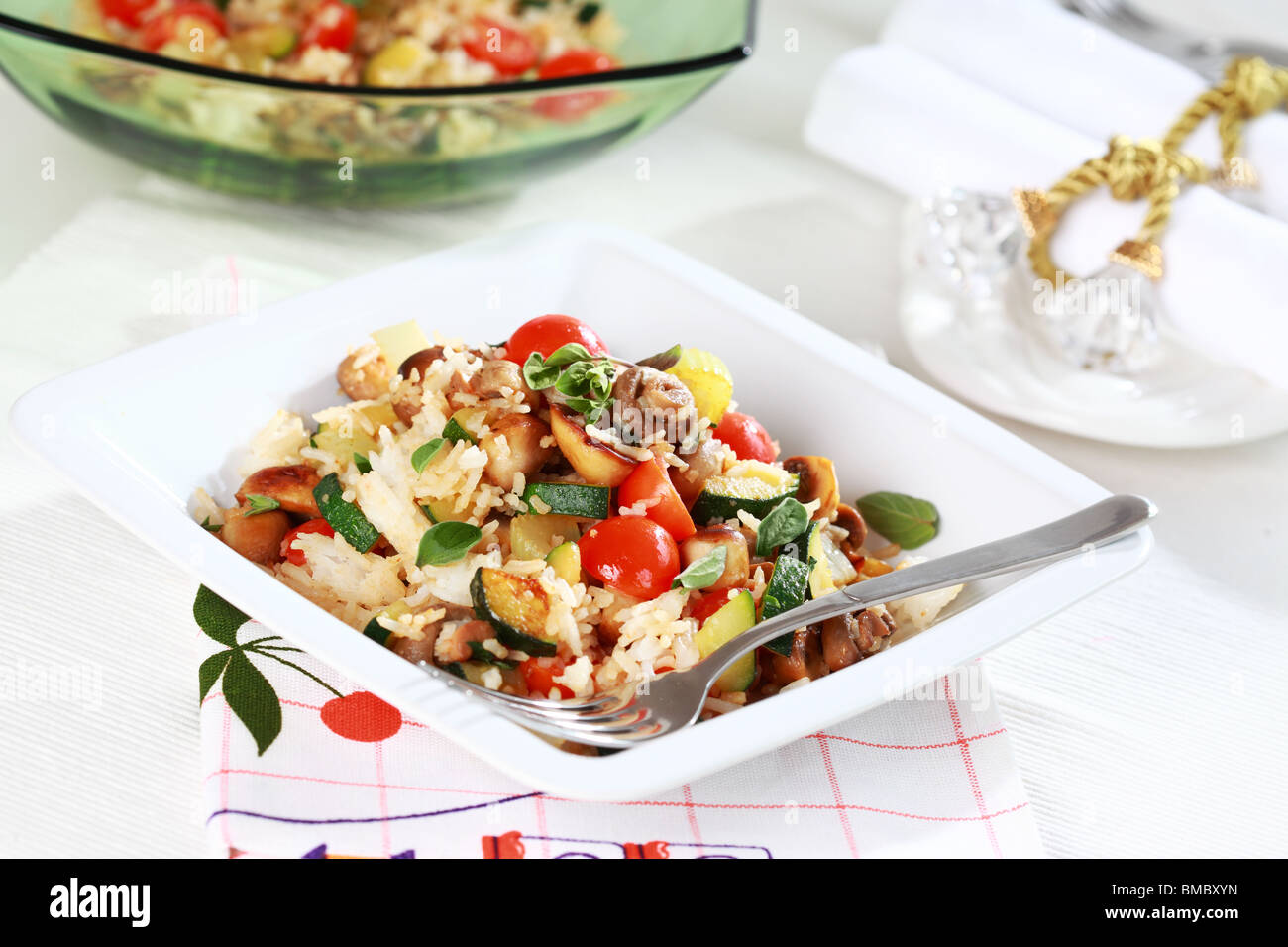 I risotti di verdure con funghi e erbe aromatiche fresche Foto Stock