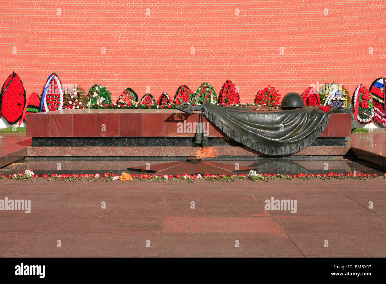 La fiamma eterna presso la tomba del Milite Ignoto in Alexander giardino, Mosca, Russia Foto Stock