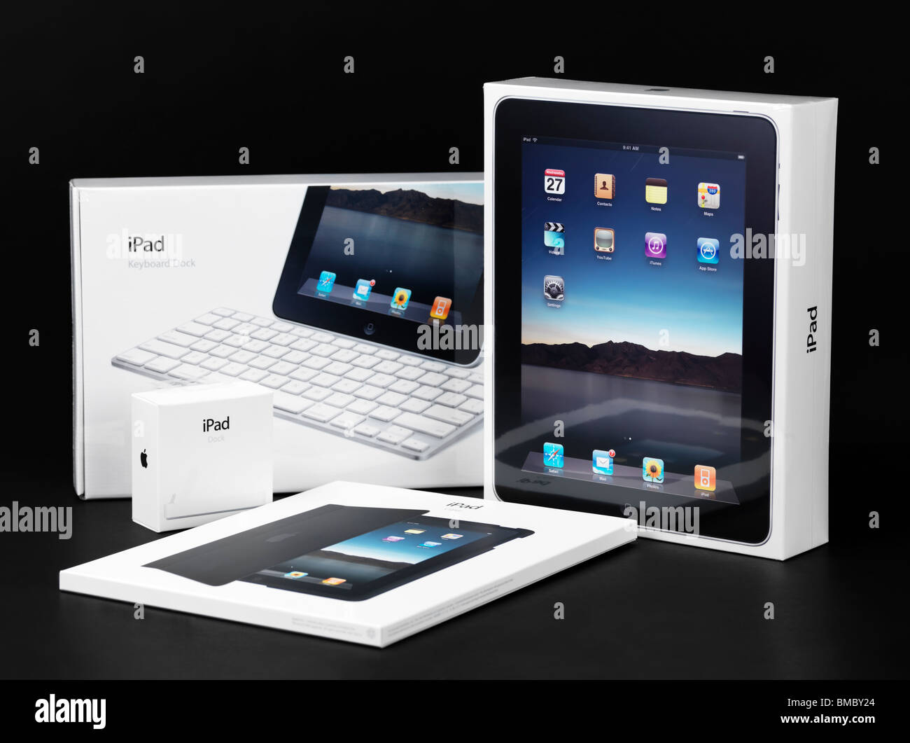 Apple iPad e accessori per il confezionamento di prodotti in confezione e  avvolti in materiale plastico. Isolato su sfondo nero Foto stock - Alamy