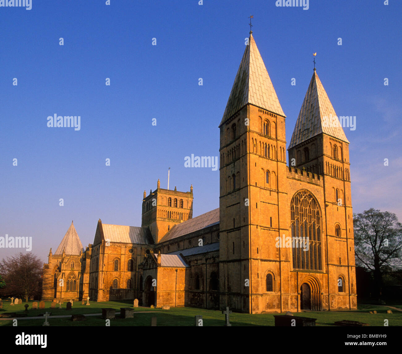 Cielo blu chiaro inizio serata Southwell cattedrale Nottinghamshire England Regno Unito GB EU Europe Foto Stock