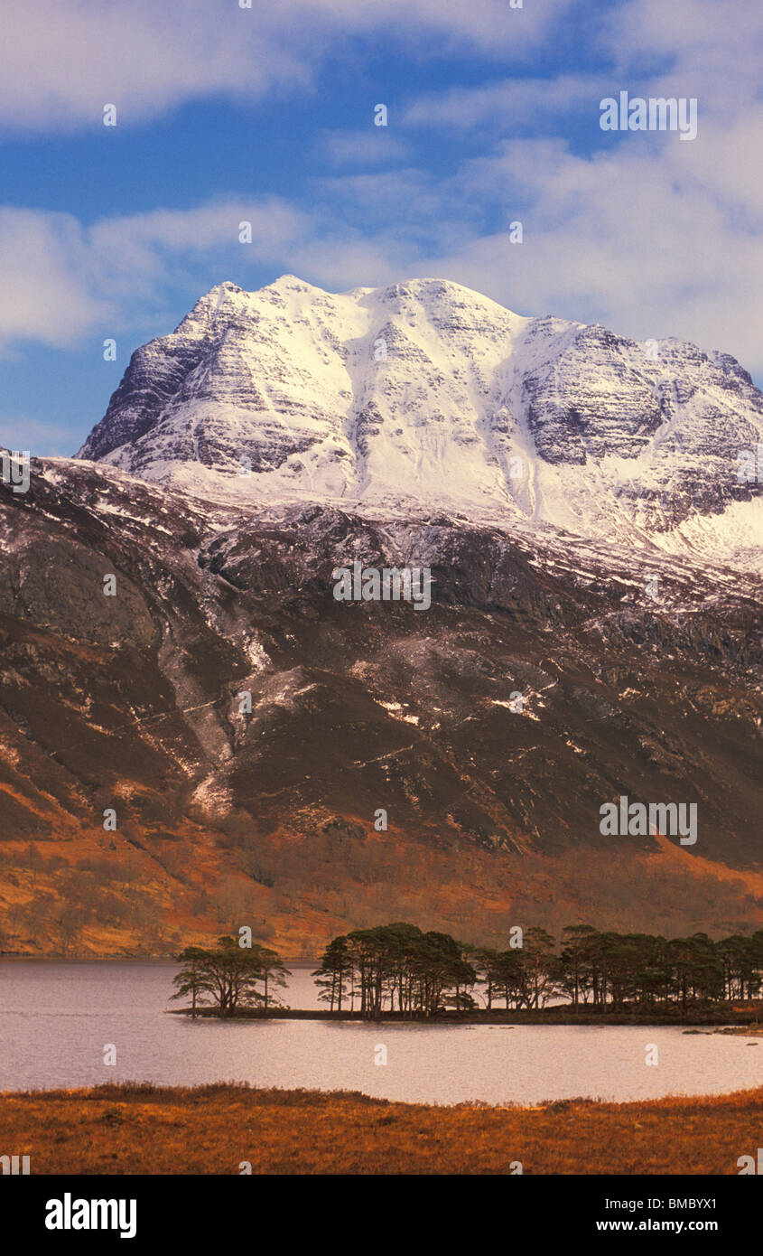 Slioch coperte di neve in inverno con cielo blu e Loch Maree in primo piano Wester Ross Highlands della Scozia UK GB EU Europe Foto Stock