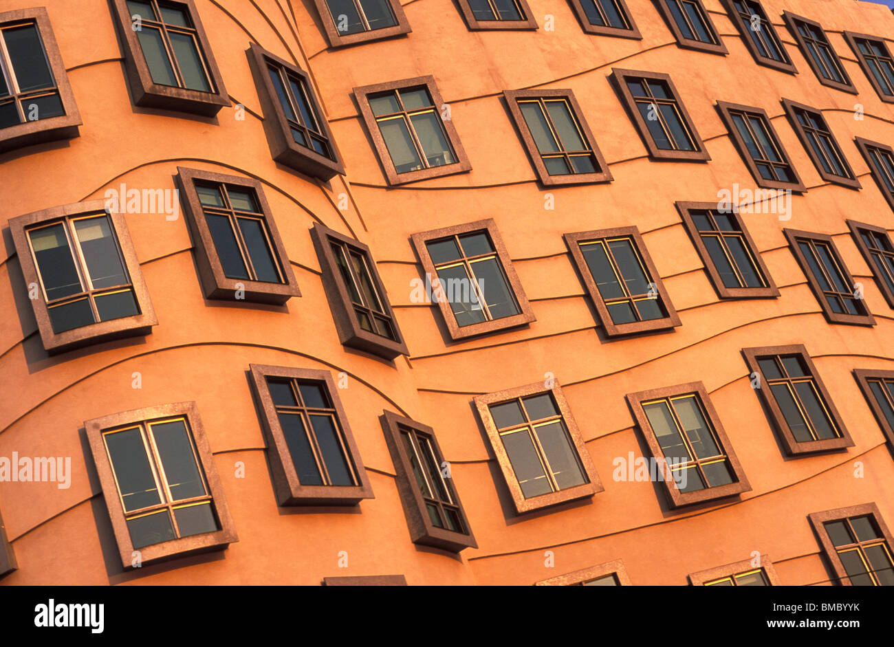 Praga La Casa danzante di praga angoli strani e forme delle finestre di Fred e ginger' edificio Praga Repubblica Ceca Europa dell'UE Foto Stock
