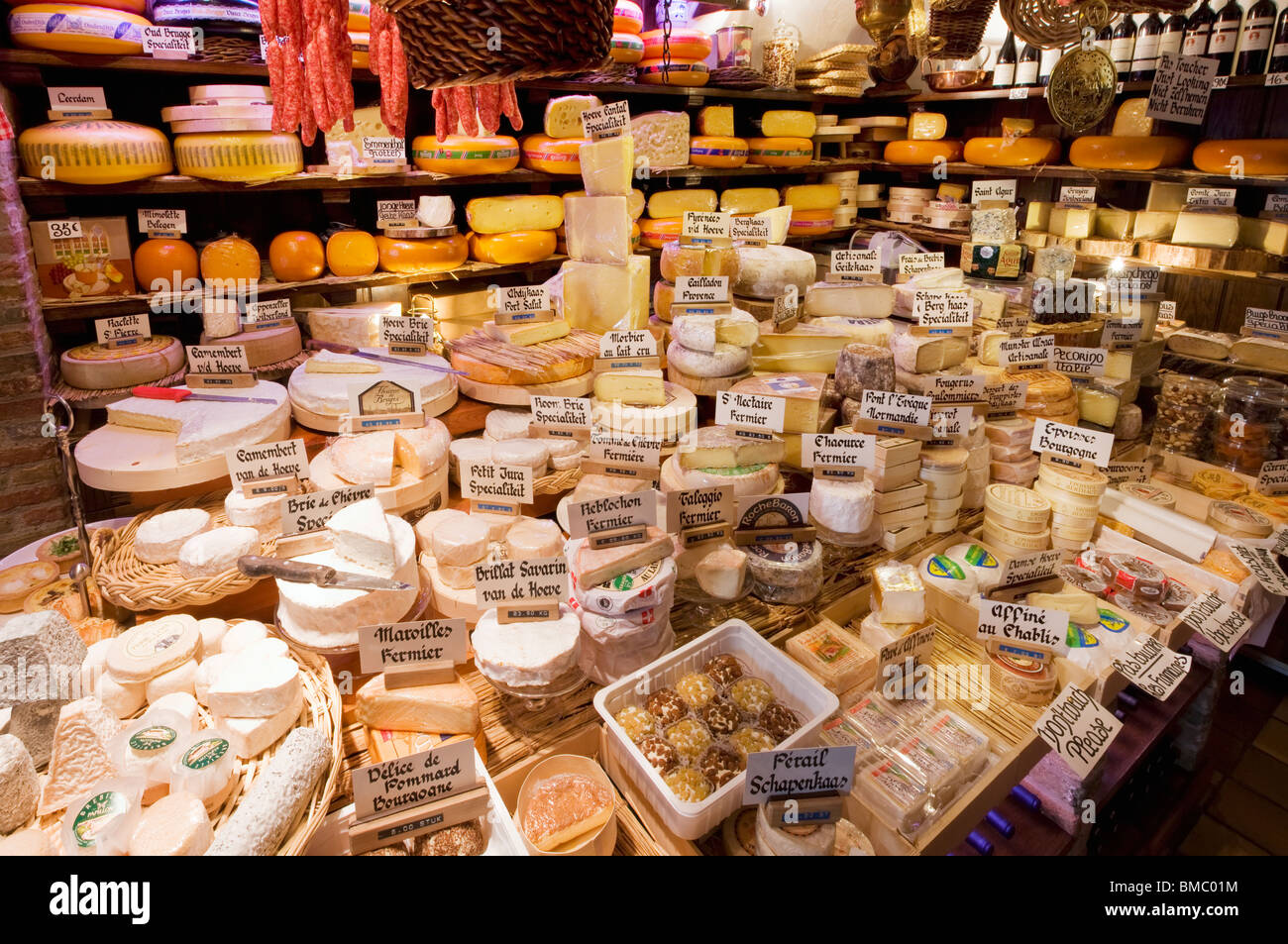 Una varietà di formaggi e salsiccia secca sul display e la vendita Foto Stock