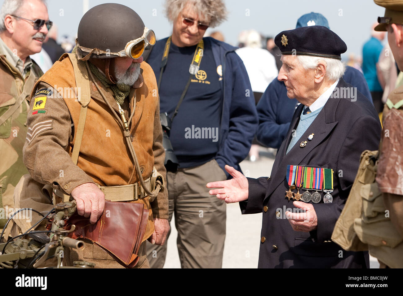 WW2 veterani con re-enactors al settantesimo anniversario di Dunkerque Foto Stock