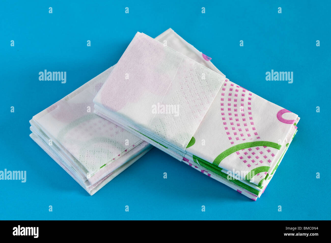 Pila di carta piegato i fazzoletti da naso o da taschino Foto stock - Alamy
