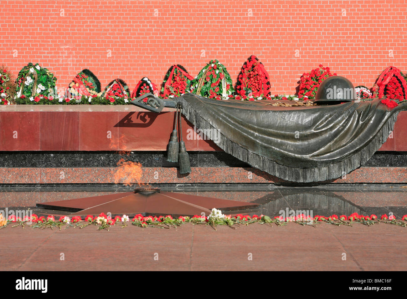 La fiamma eterna presso la tomba del Milite Ignoto in Alexander giardino, Mosca, Russia Foto Stock