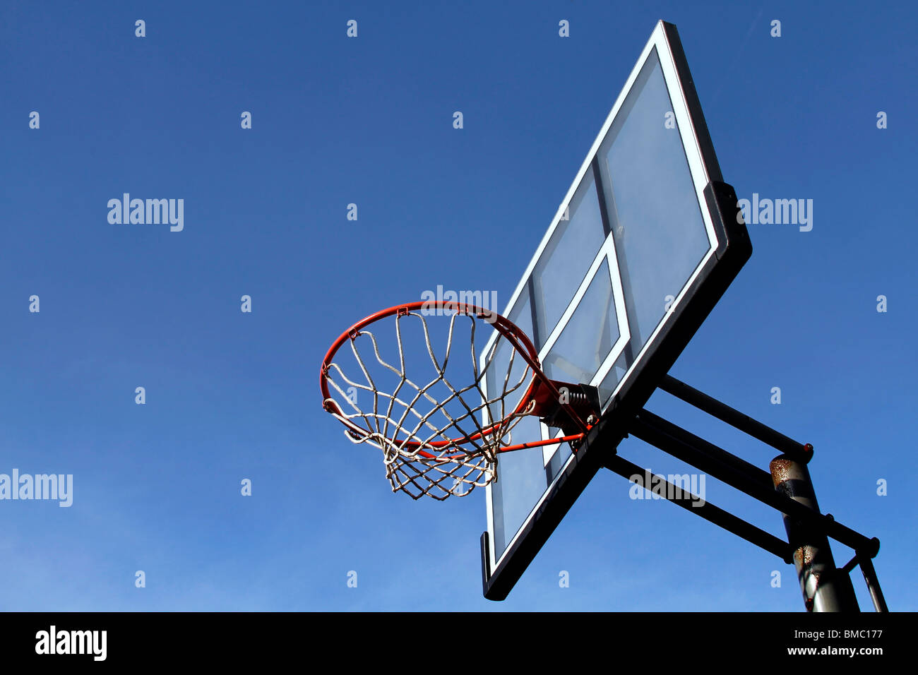 Basketball hoop su un cielo blu chiaro Foto Stock