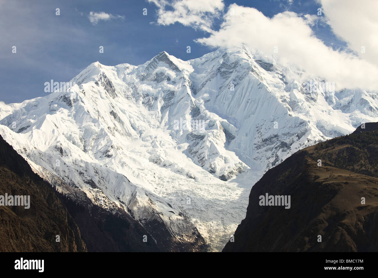 Una vista del monte Rakaposhi da tutta la valle di Nagar, Hunza, Pakistan Foto Stock