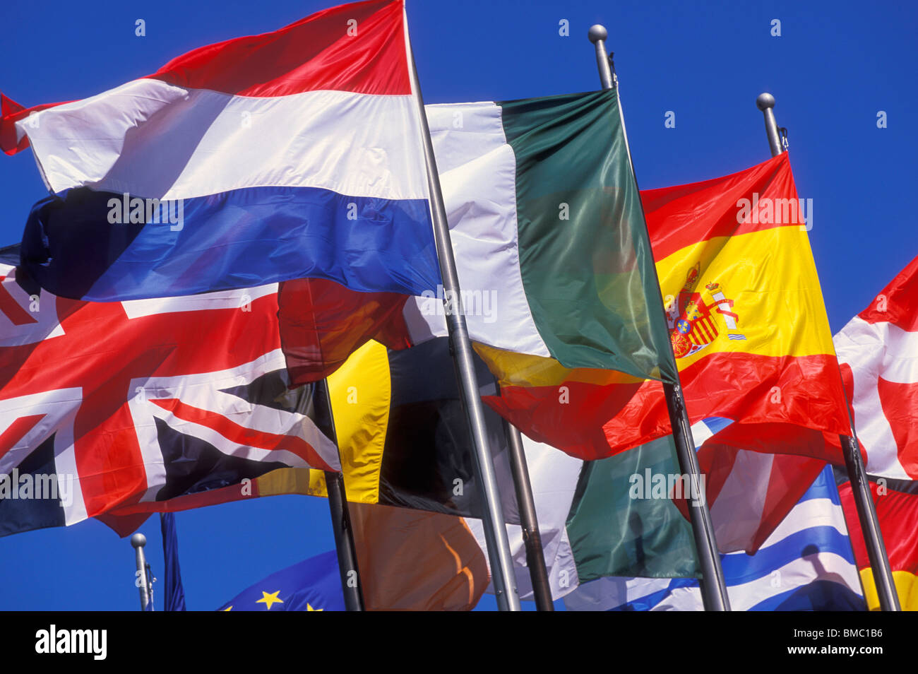 Bandiere delle bandiere della Unione Europea Paesi UE battenti paesi UE battenti a La Defense Parigi Francia EU Europe Foto Stock