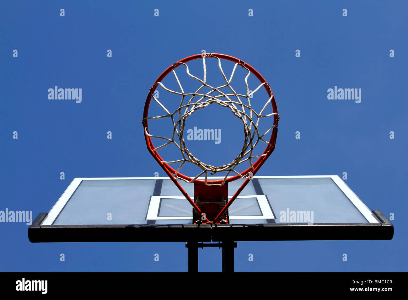 Basketball hoop su un cielo blu chiaro Foto Stock
