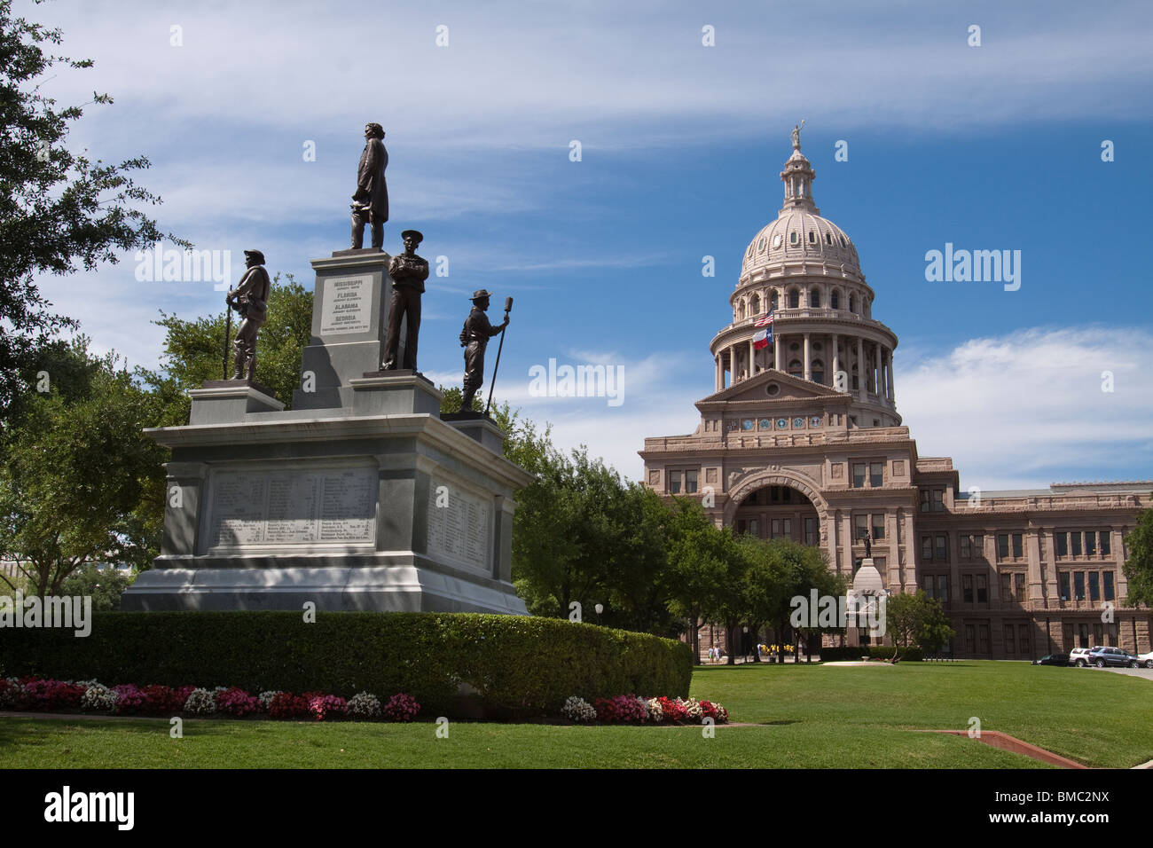 Parte anteriore del Texas State Capitol Building o statehouse di Austin con i soldati confederati statua Foto Stock
