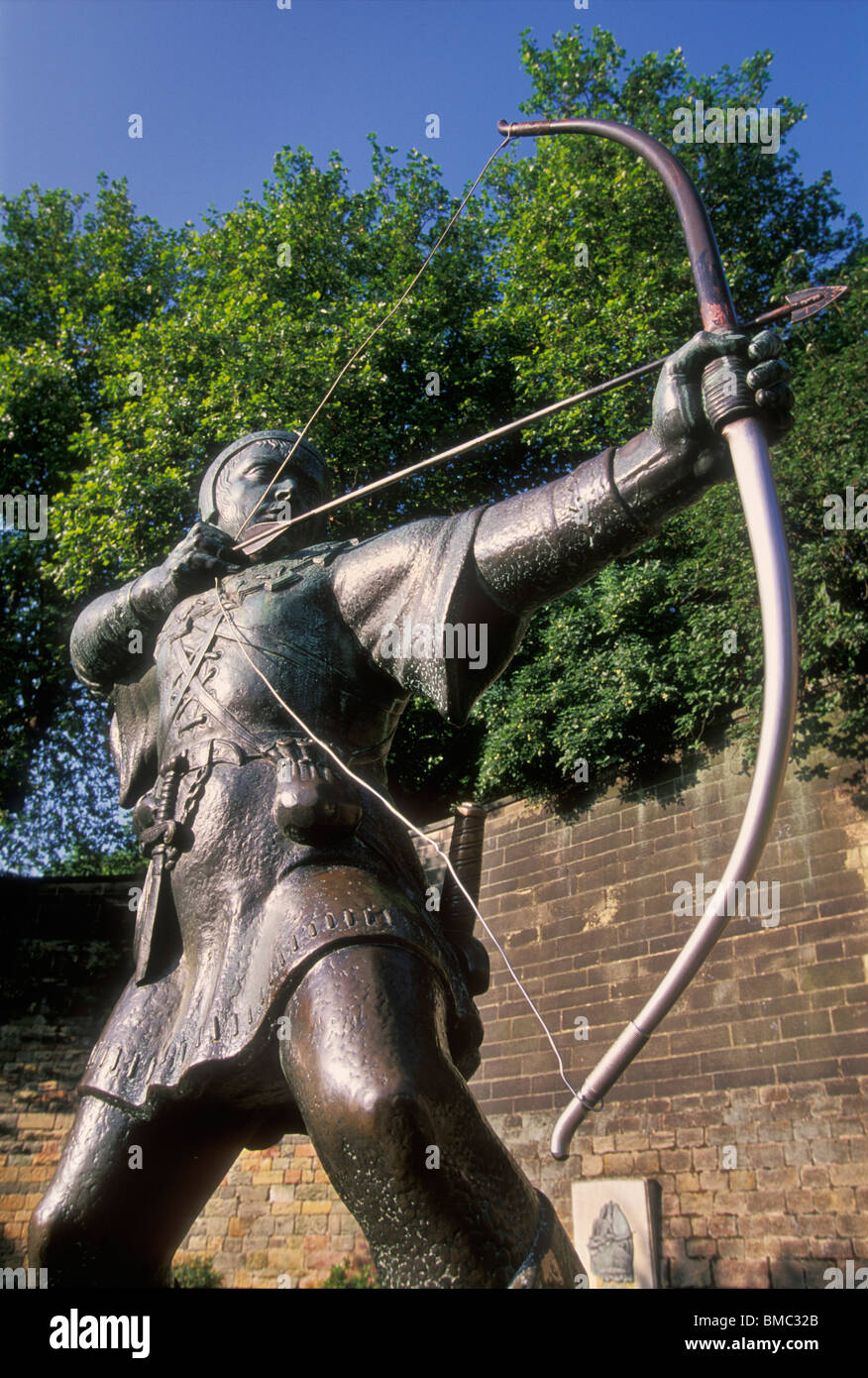 Statua di Robin Hood il famoso archer al di fuori del castello di Nottingham, Nottingham, Nottinghamshire England Regno Unito GB EU Europe Foto Stock