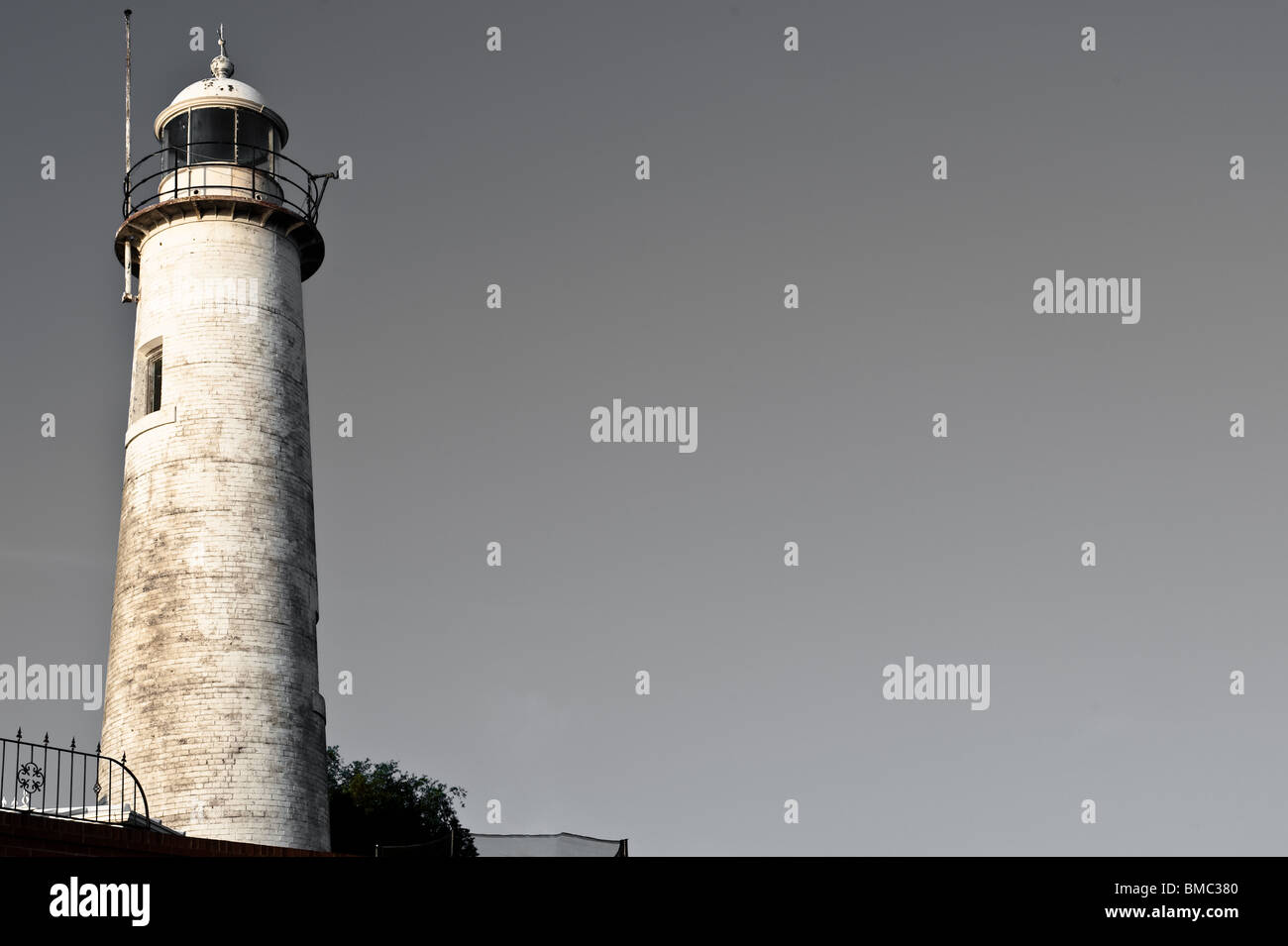 Hale Capo Faro in bianco e nero dal fiume Mersey, Merseyside. Storico Faro. Avviso di spedizione. Foto Stock