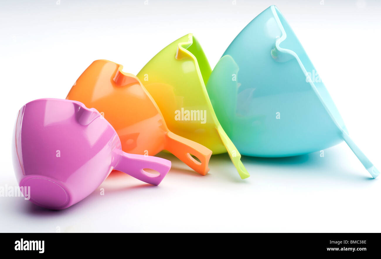 Plastica quattro tazze di misura prevista su uno sfondo bianco Foto Stock