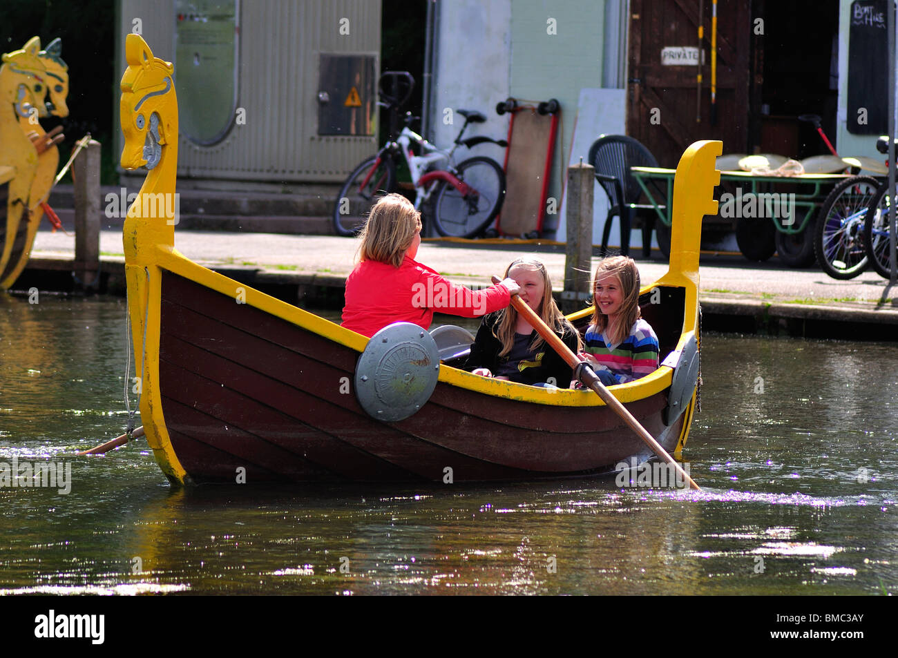 Viking barca a remi con la donna e due ragazze Foto Stock