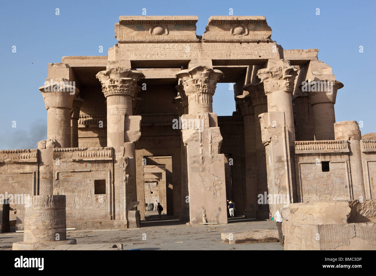 Strutture all'interno di antichi templi egizi, Egitto contro un cielo blu Foto Stock