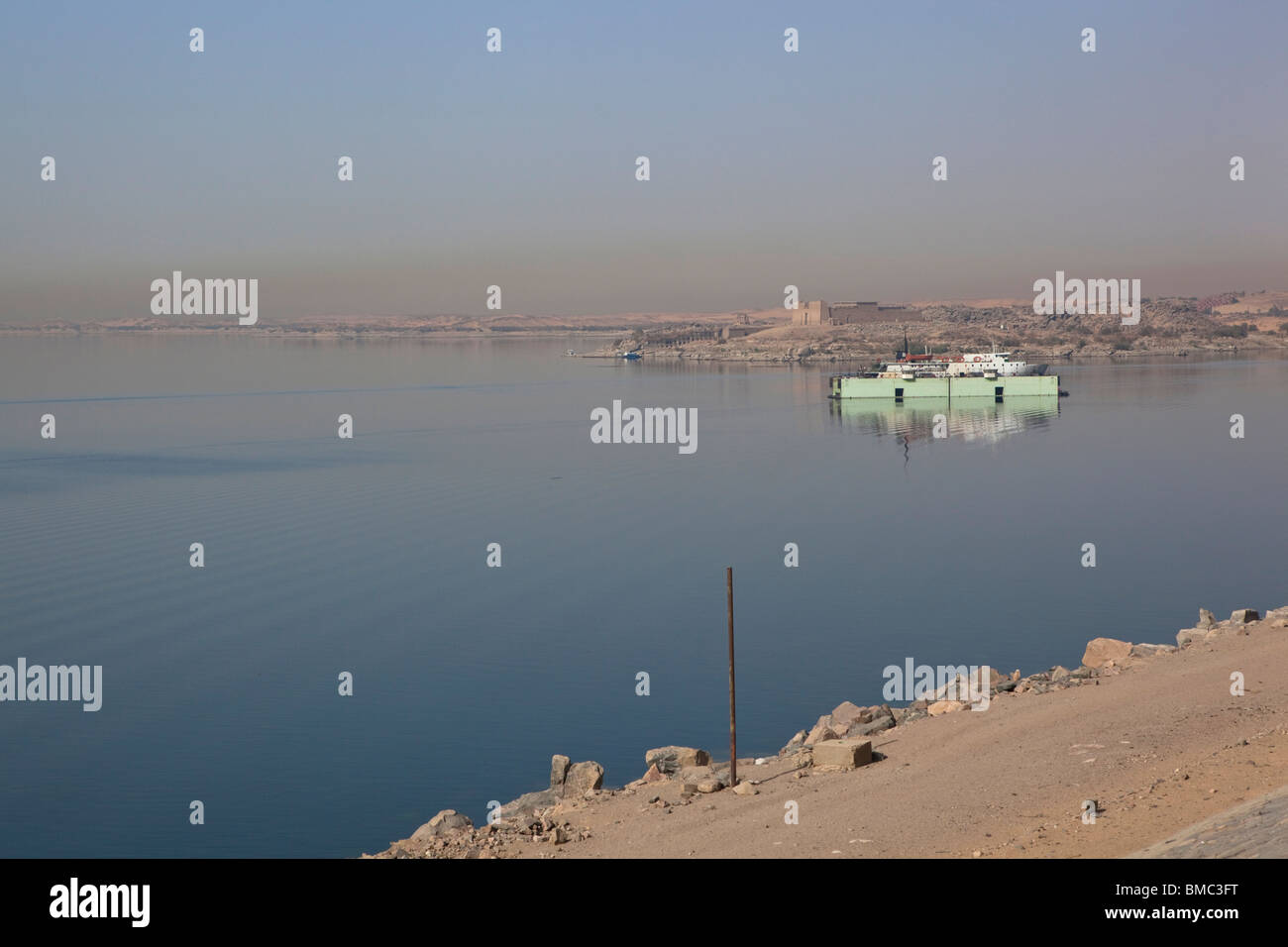 Nave in un dock mobile preso dalla diga di Assuan affacciato sul lago Nasser Foto Stock