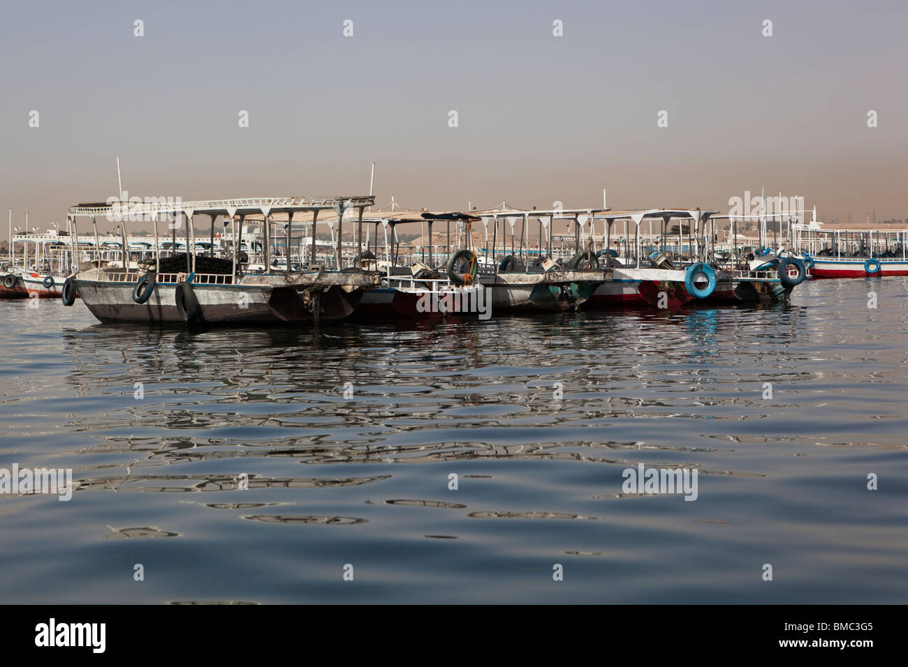 Rotto e bruciato ferry barche ormeggiate insieme Foto Stock