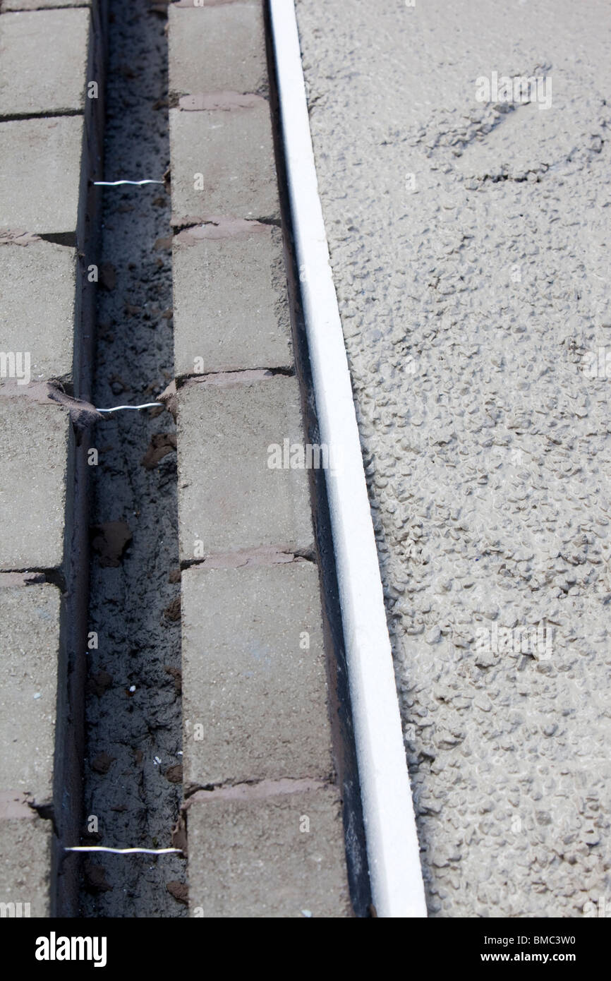 Calcestruzzo che viene versato per una casa piano di estensione. Foto Stock