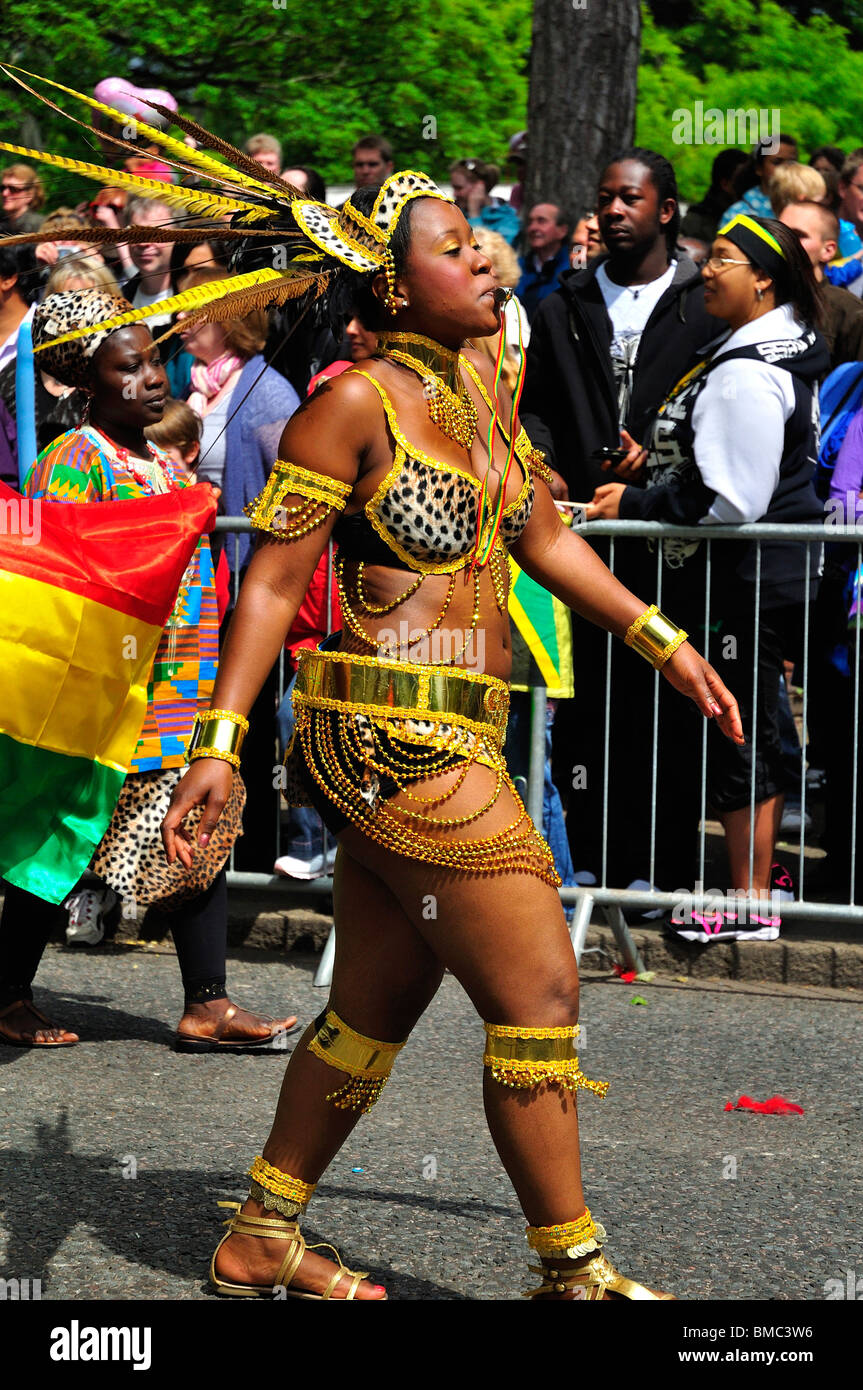 Luton Carnival Ghana regno degli Ashanti dancing girl 2010 Foto Stock