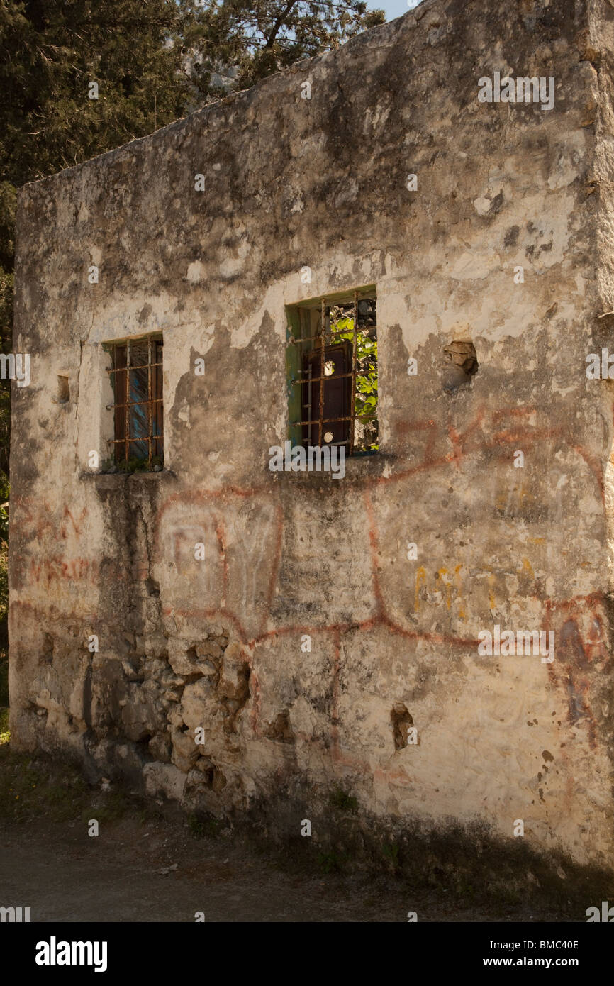 Una fattoria abbandonata la costruzione presso la base della montagna villaggio Zia di Kos, Grecia Foto Stock