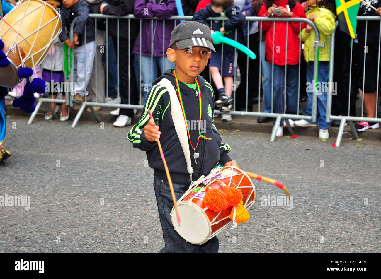 Giovane ragazzo indiano battendo un tamburo a Luton Carnevale 2010 Foto Stock