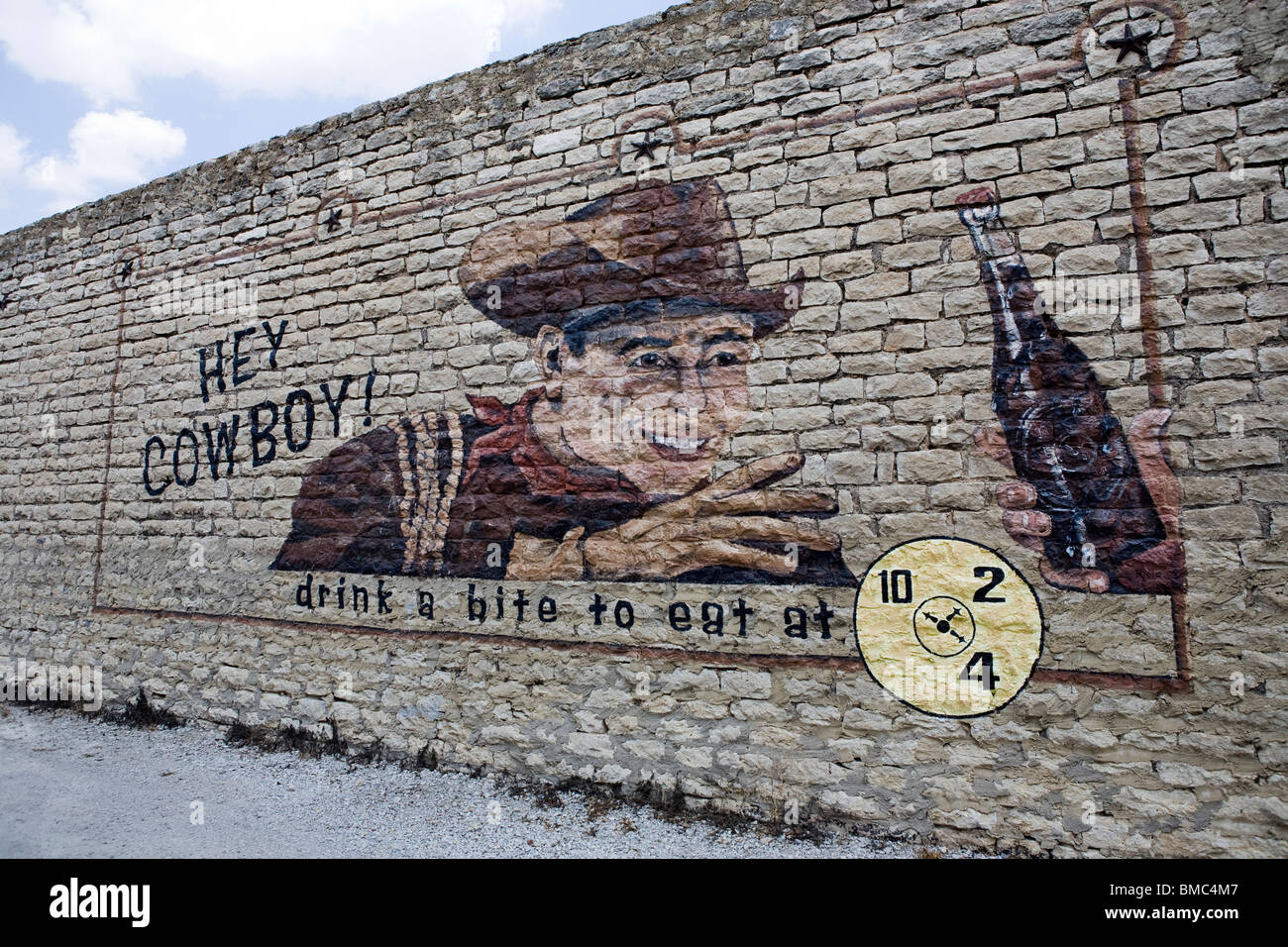 Pittura murale di pubblicita Dr Pepper soft drink in Dublino, Texas. Foto Stock