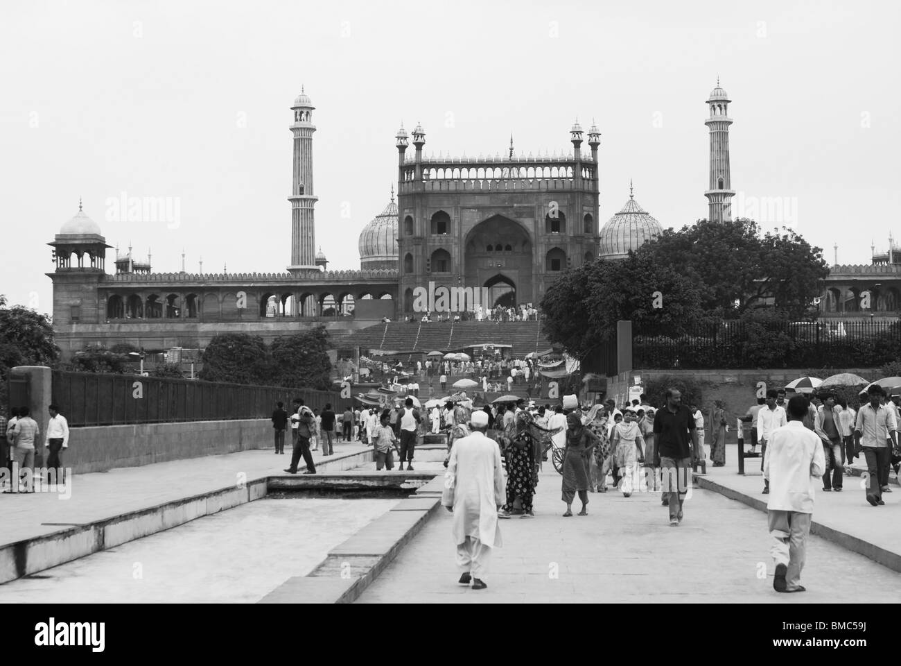 Persone in una moschea Jama Masjid, la Vecchia Delhi, New Delhi, India Foto Stock