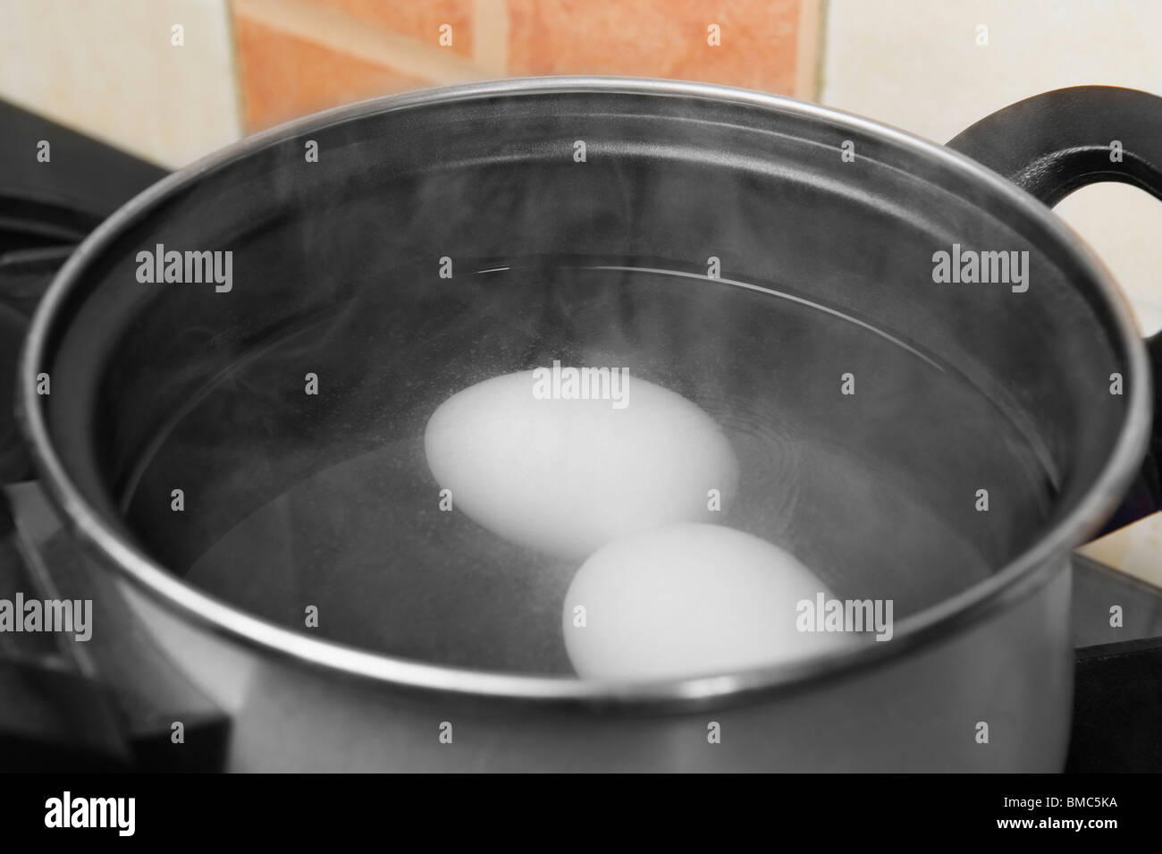 Le uova in acqua bollente Foto Stock