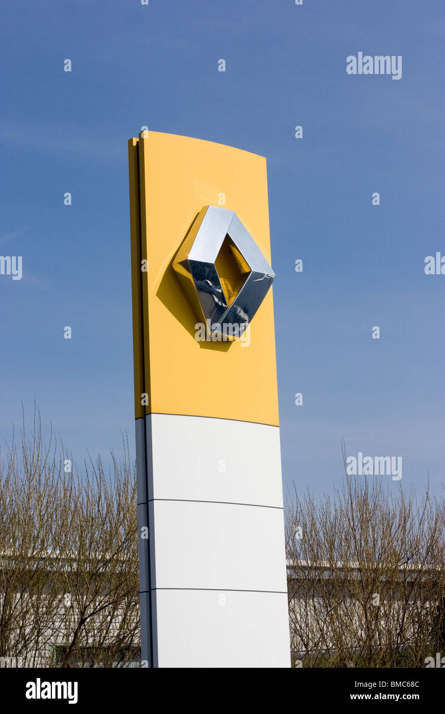 Renault auto logo su un segno della concessionaria Foto Stock