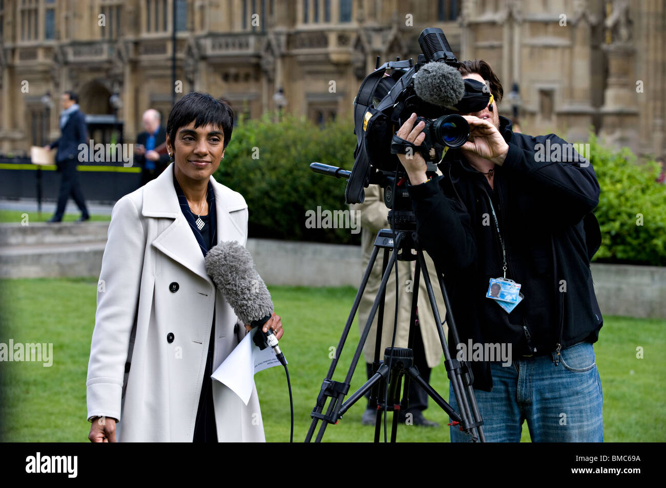 BBC corrispondente politico Reeta Chakrabarti con cameraman a College Green, Westminster, London, Regno Unito Foto Stock